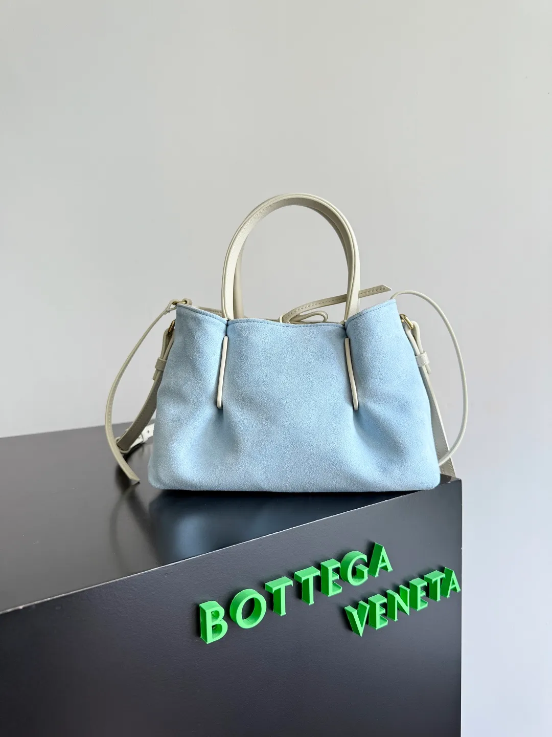 Batch 1660 BOTTEGA VENETA 2025 new product pinacoteca has super soft leather, and the weaving function, practicality and relaxed fashion sense have not fallen behind❤️‍🔥Amway has given sisters a must-have bag when going out. The size of the bag also accurately meets the commuting needs of urban beauties. It can accommodate mobile phones, keys, lipstick, powder, sunscreen, shopping bags...all of it! ! ! 🔥The capacity should not be underestimated~ It does not choose people, clothes, or occasions. With its majestic curved outline, exquisite woven texture, delicate edges and rounded handles, this woven vegetable basket bag truly achieves the goal of "dressing up and being fashionable without getting in the way"~ Are you interested in Jimei? Style number: 819004 Size: 24*15*12cm